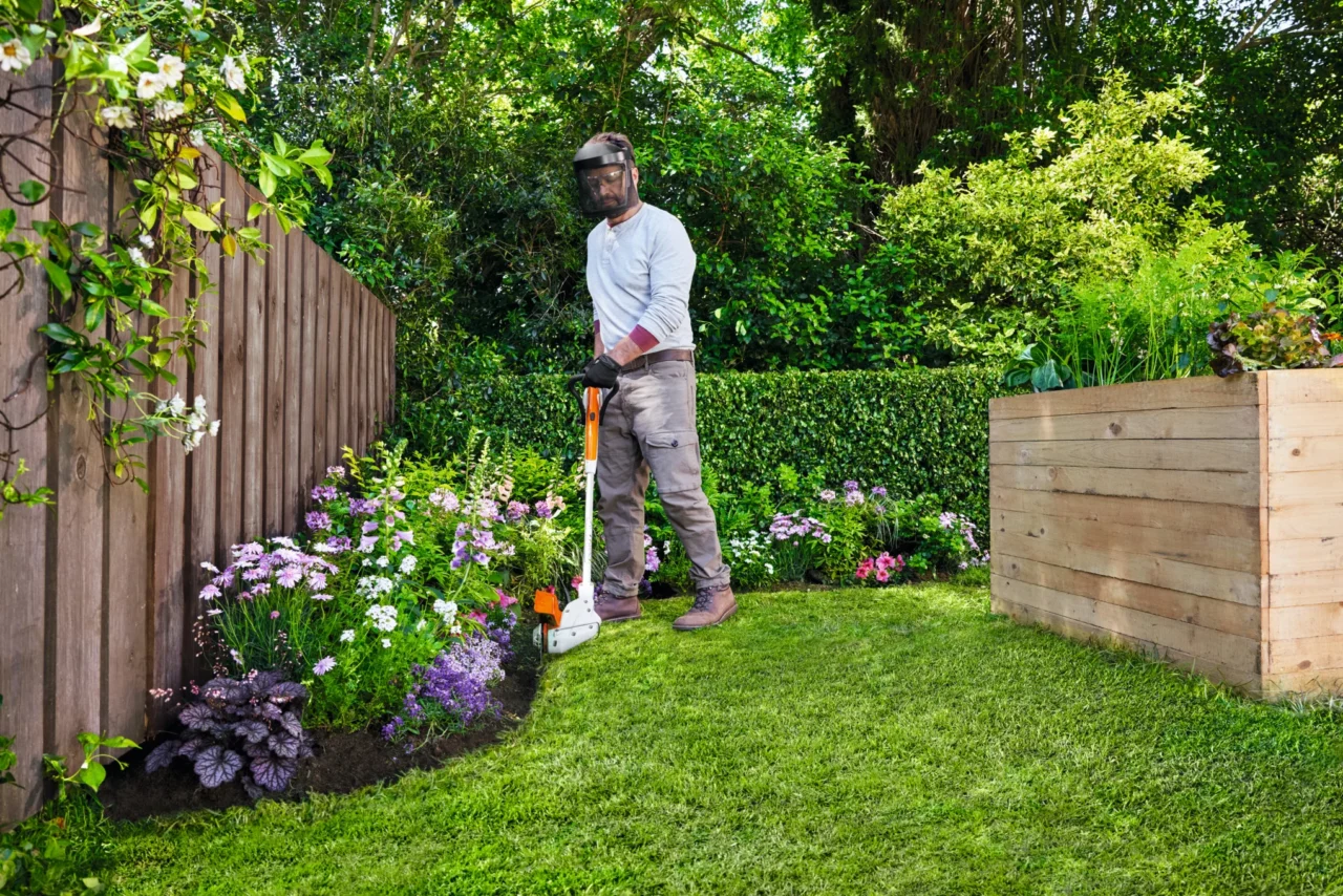 STIHL Coupe-bordure FSA 30 sans batterie ni chargeur - en situation