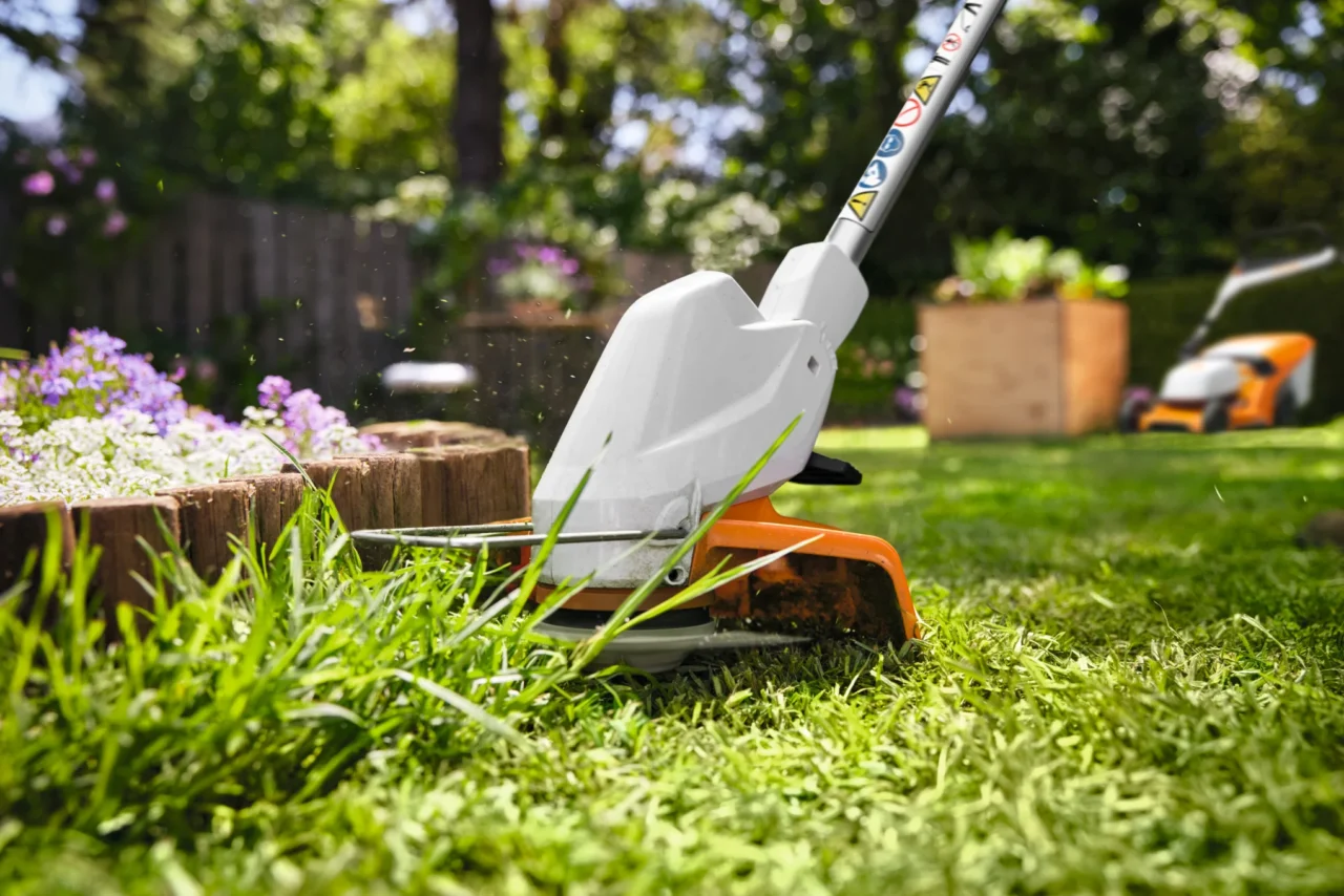 STIHL Coupe-bordure FSA 30 sans batterie ni chargeur - en situation