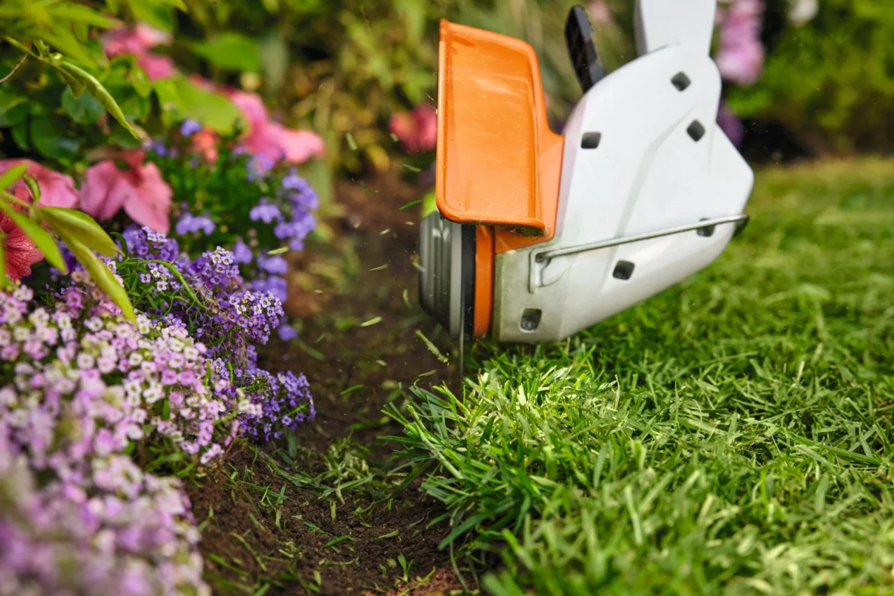 STIHL Coupe-bordure FSA 30 sans batterie ni chargeur - en situation