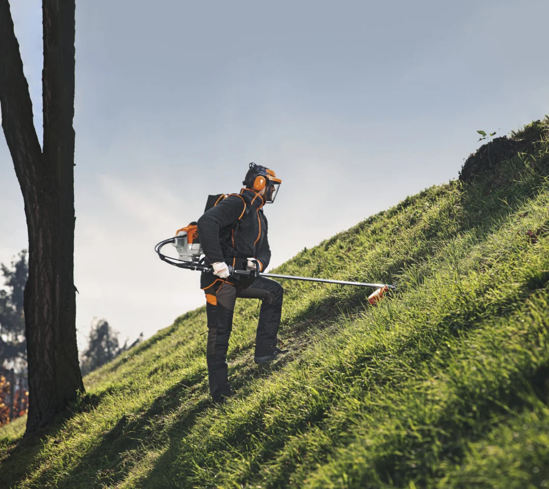 STIHL FR 410 C-E Débroussailleuse à dos thermique / AutoCut 36-2 - en situation