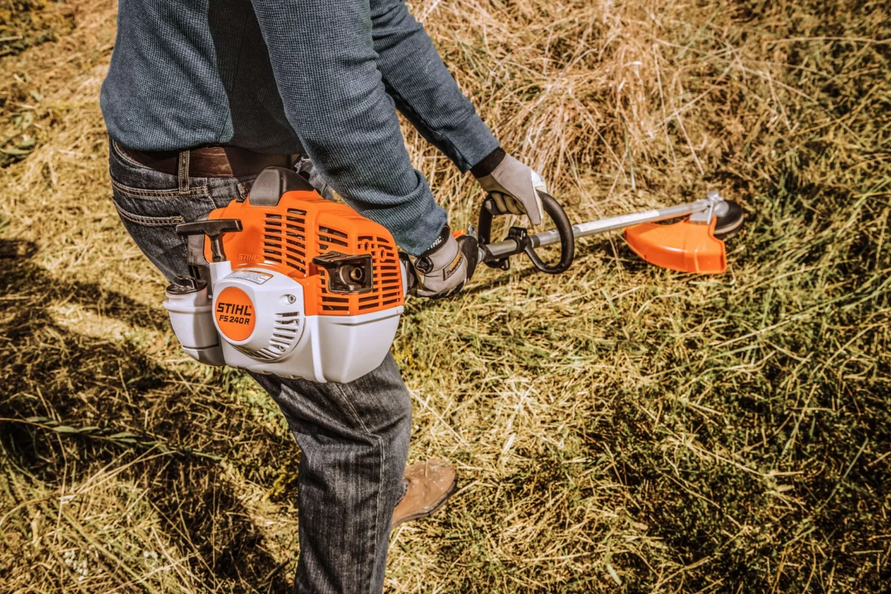 STIHL FS 240 R Débroussailleuse thermique lot de 2 AutoCut 25-2 - en situation