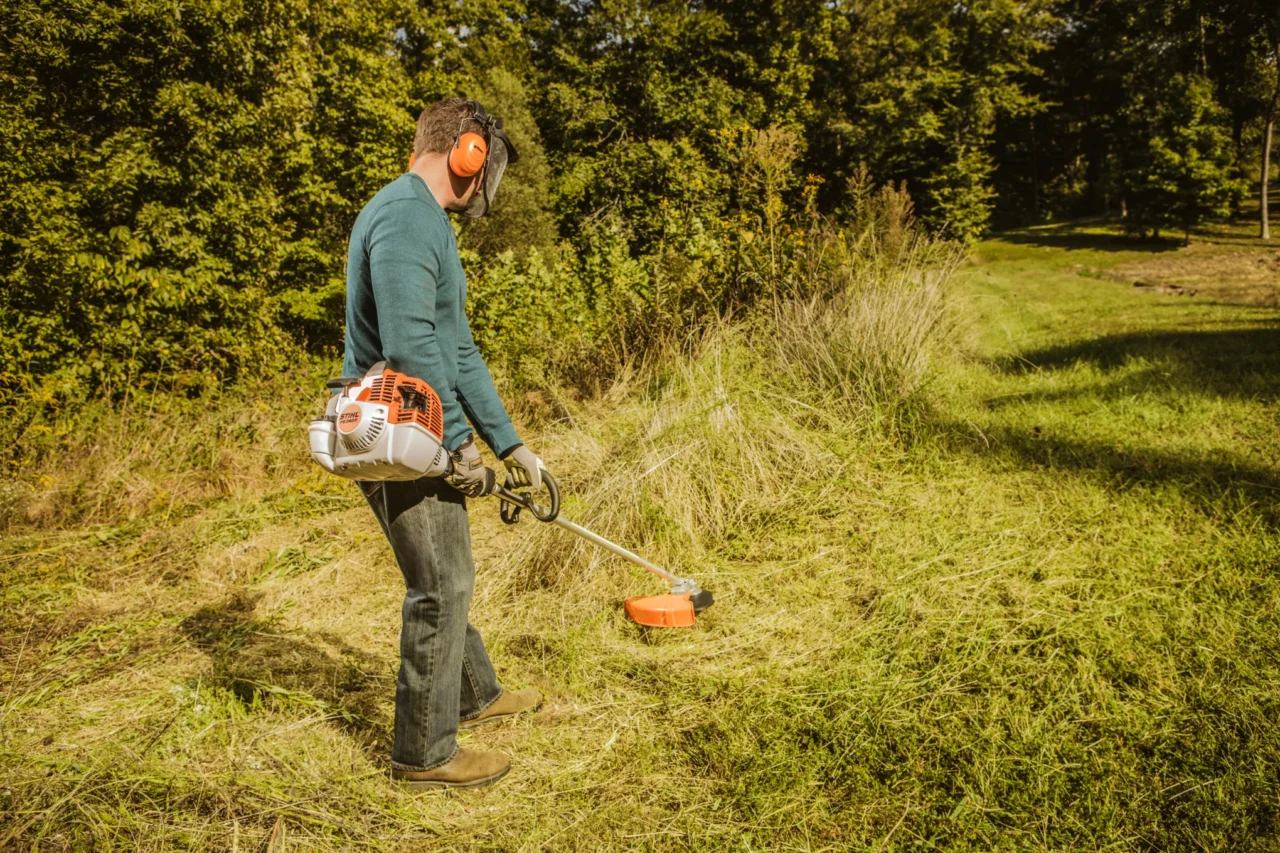 STIHL FS 240 R Débroussailleuse thermique lot de 2 AutoCut 25-2 - en situation