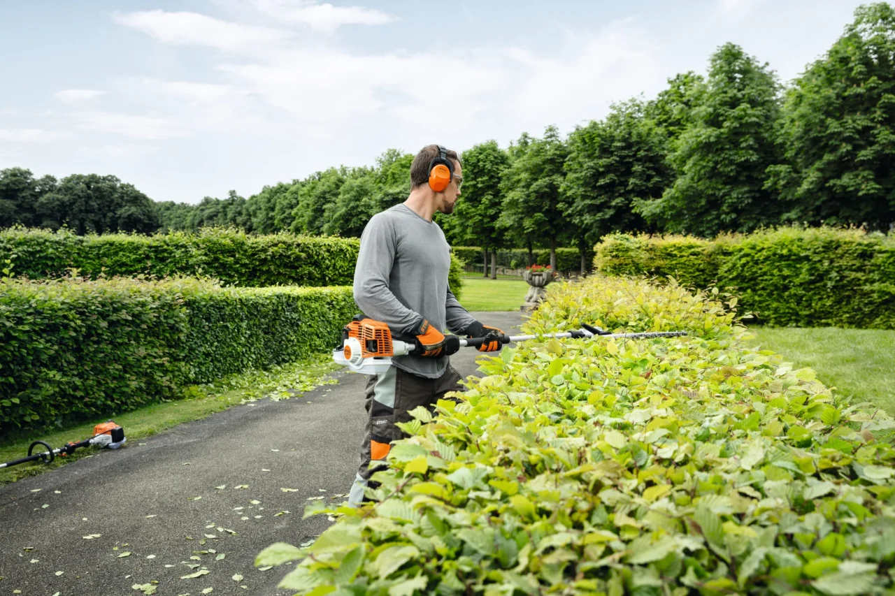 STIHL HL 92 KC-E Taille-haie sur perche thermique 145° 500mm - en situation