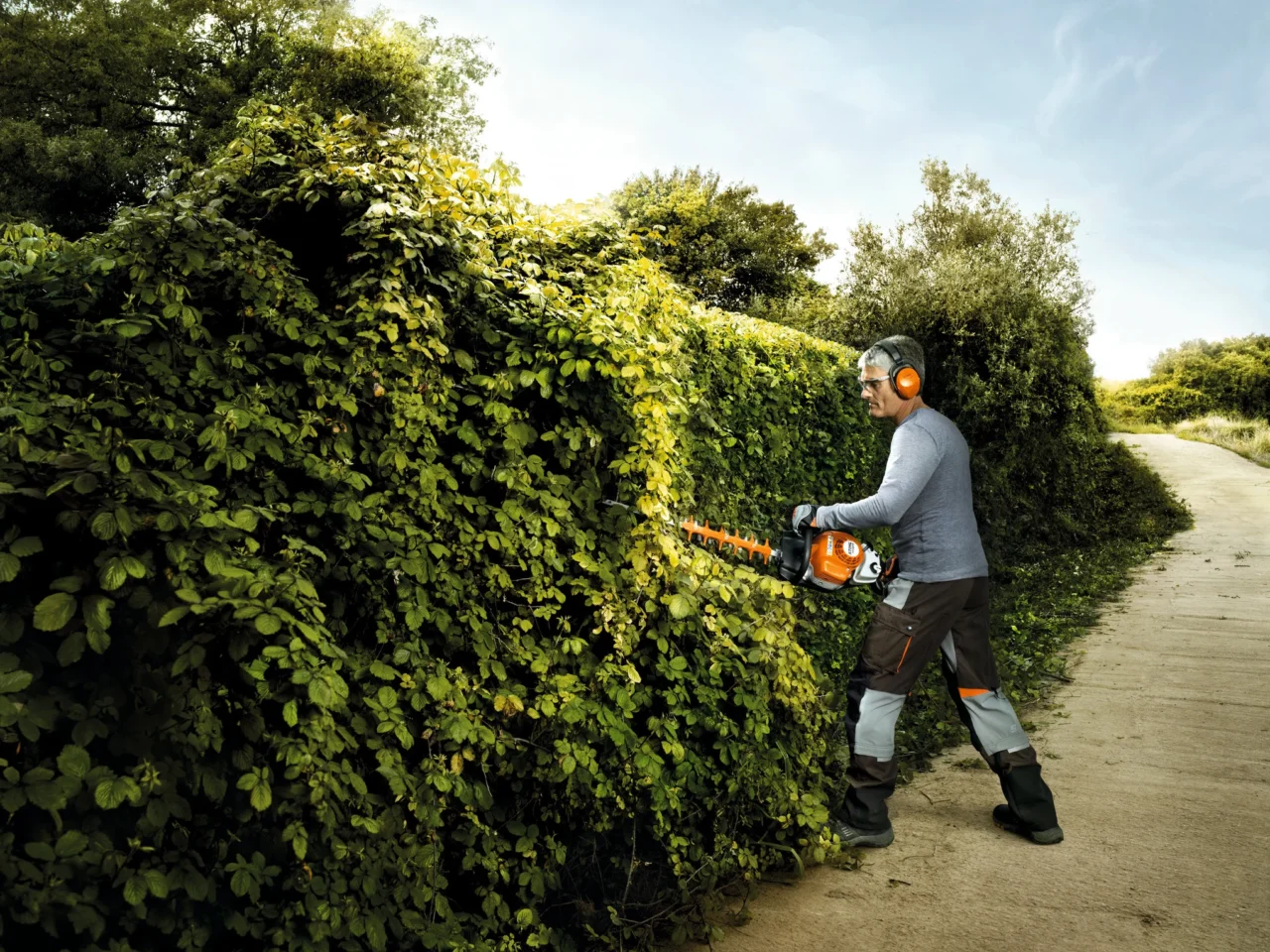 STIHL HS 82 T Taille-haie thermique – 75 cm - en situation