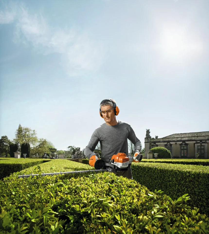 STIHL HS 87 R Taille-haie thermique - en situation