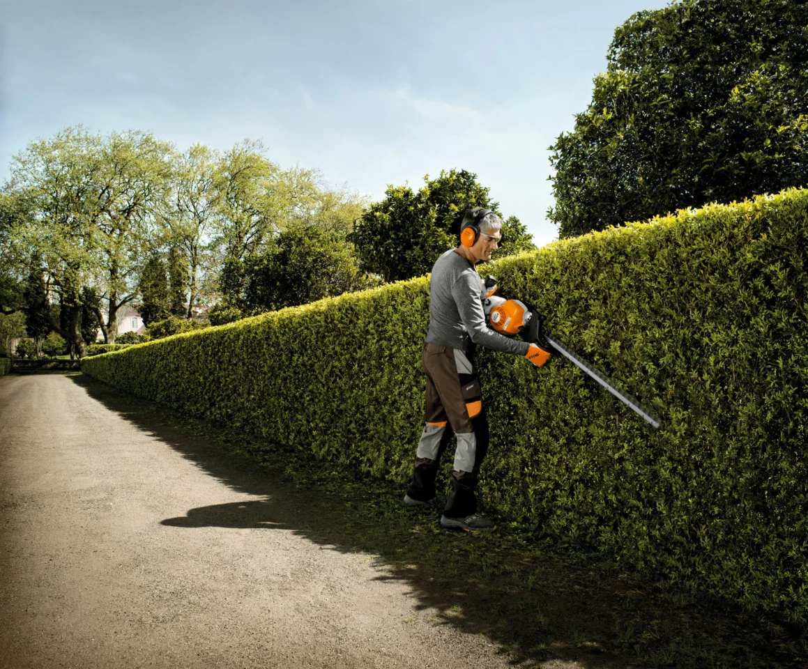 STIHL HS 87 T Taille-haie thermique - en situation