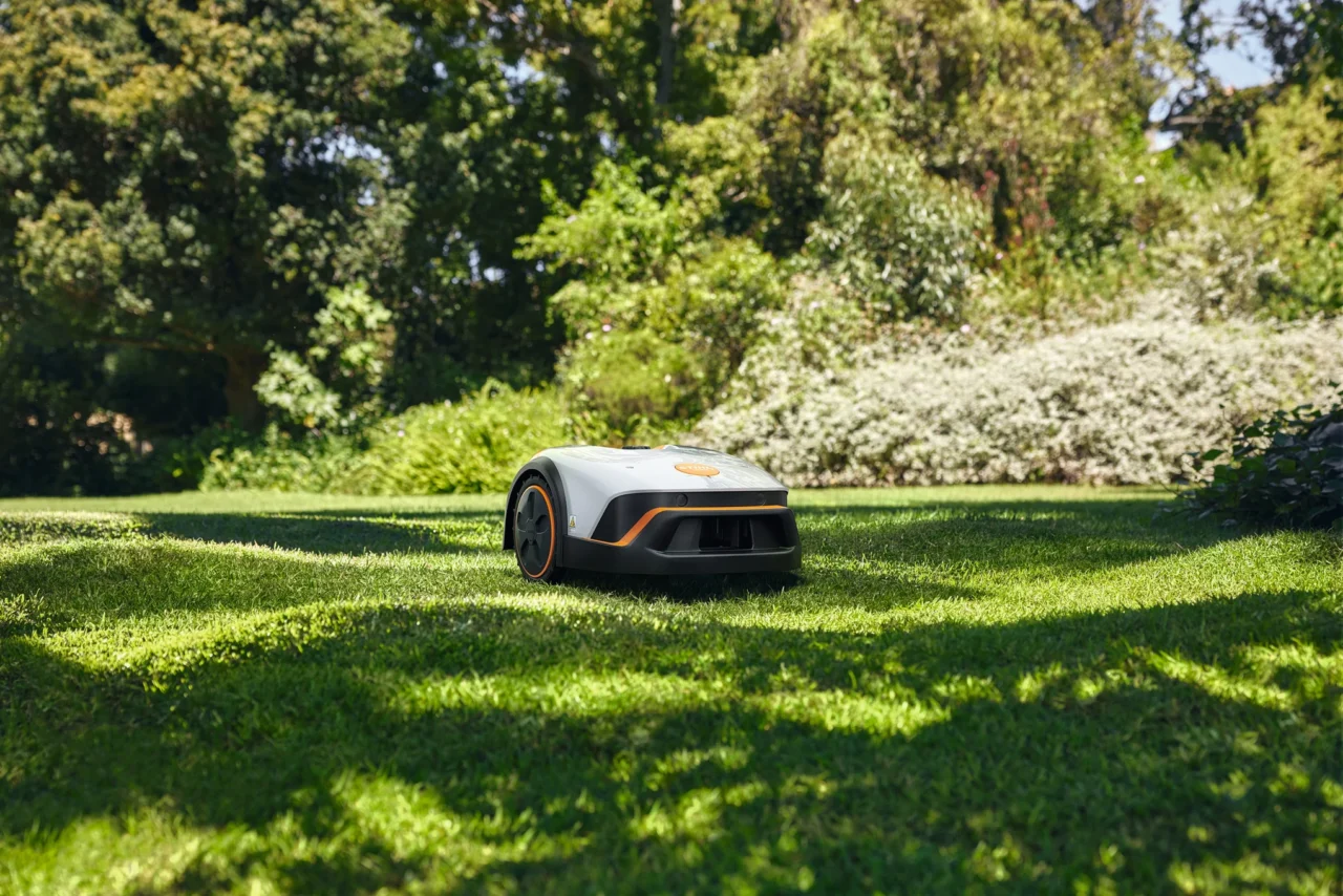 STIHL iMOW® 4 iMOW®, le partenaire d’un jardin impeccable - en situation