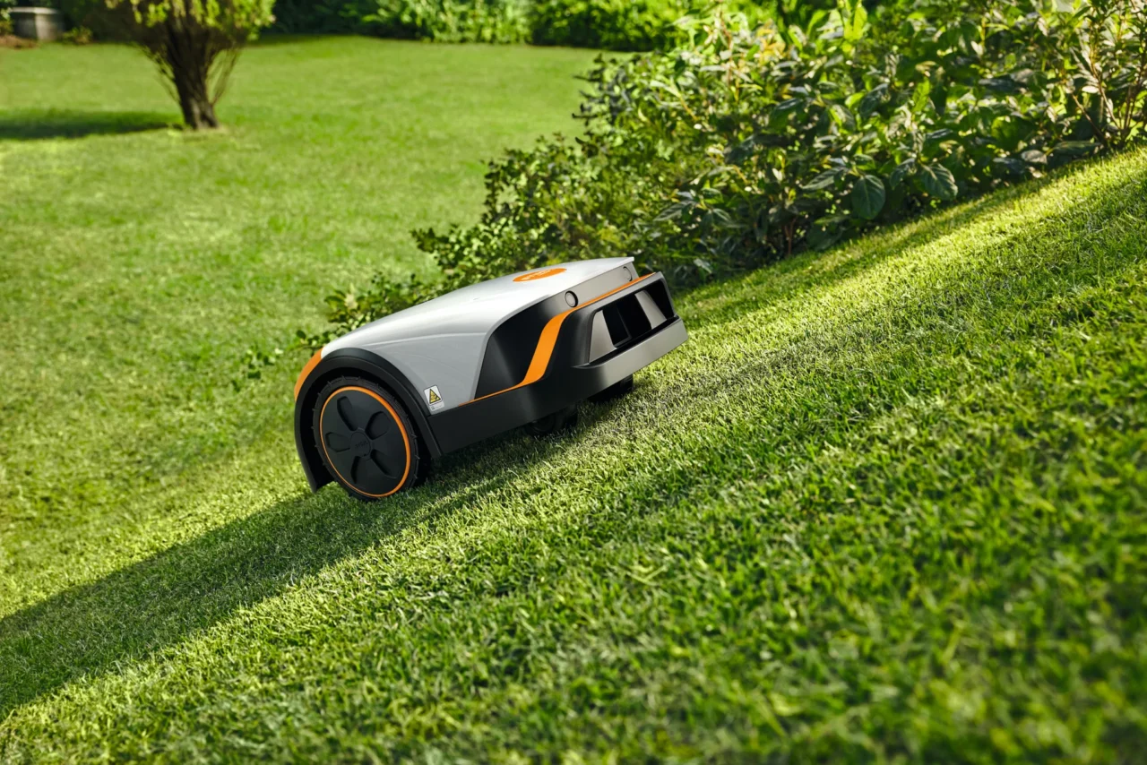 STIHL iMOW® 4 iMOW®, le partenaire d’un jardin impeccable - en situation