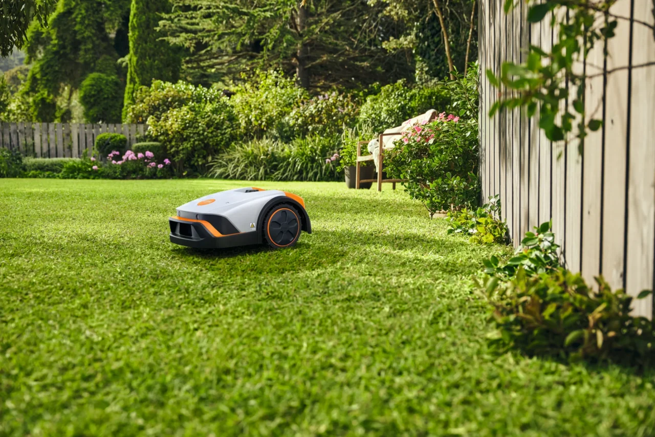 STIHL iMOW® 4 iMOW®, le partenaire d’un jardin impeccable - en situation