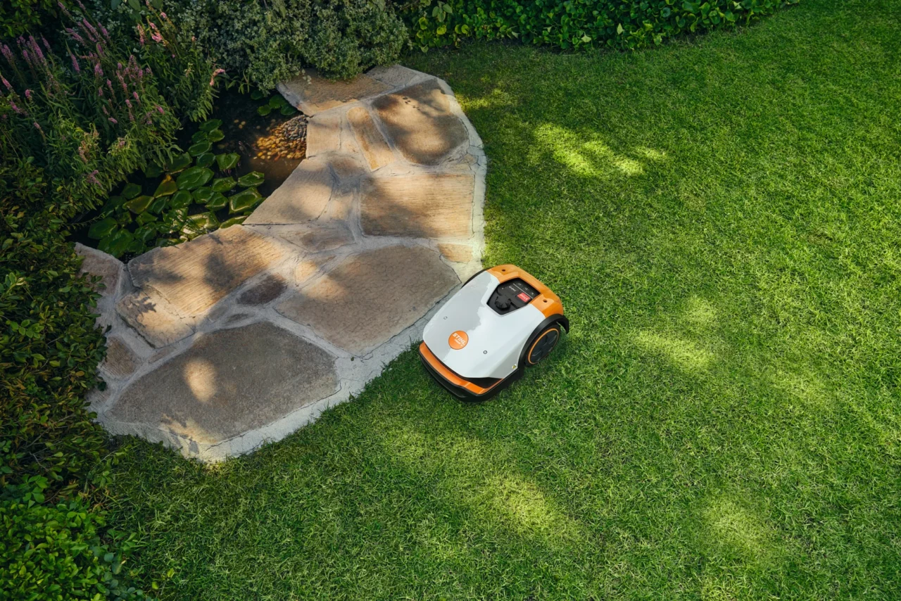 STIHL iMOW® 4 iMOW®, le partenaire d’un jardin impeccable - en situation