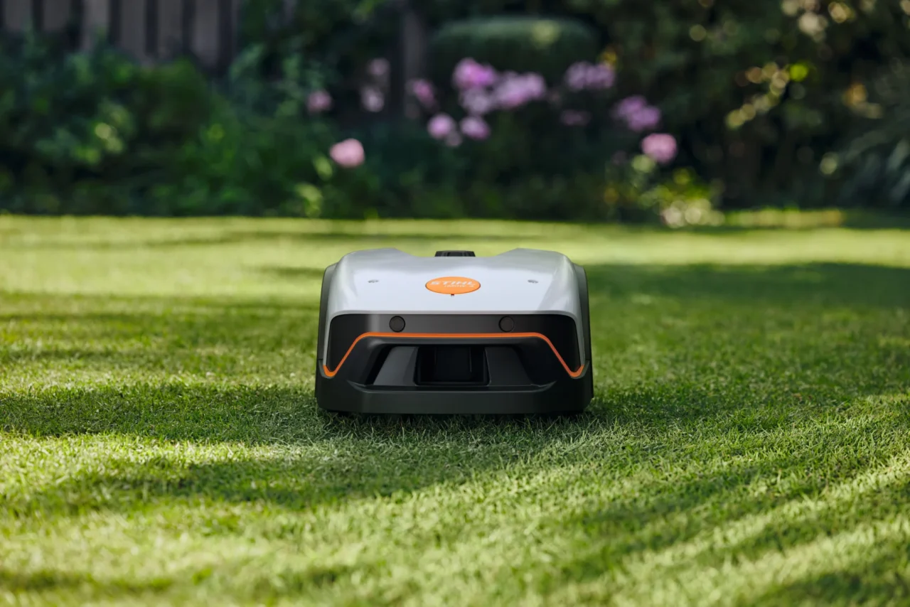 STIHL iMOW® 4 iMOW®, le partenaire d’un jardin impeccable - en situation