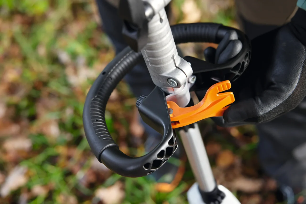 STIHL Moteur CombiSystème KMA 120 R sans batterie ni chargeur - en situation