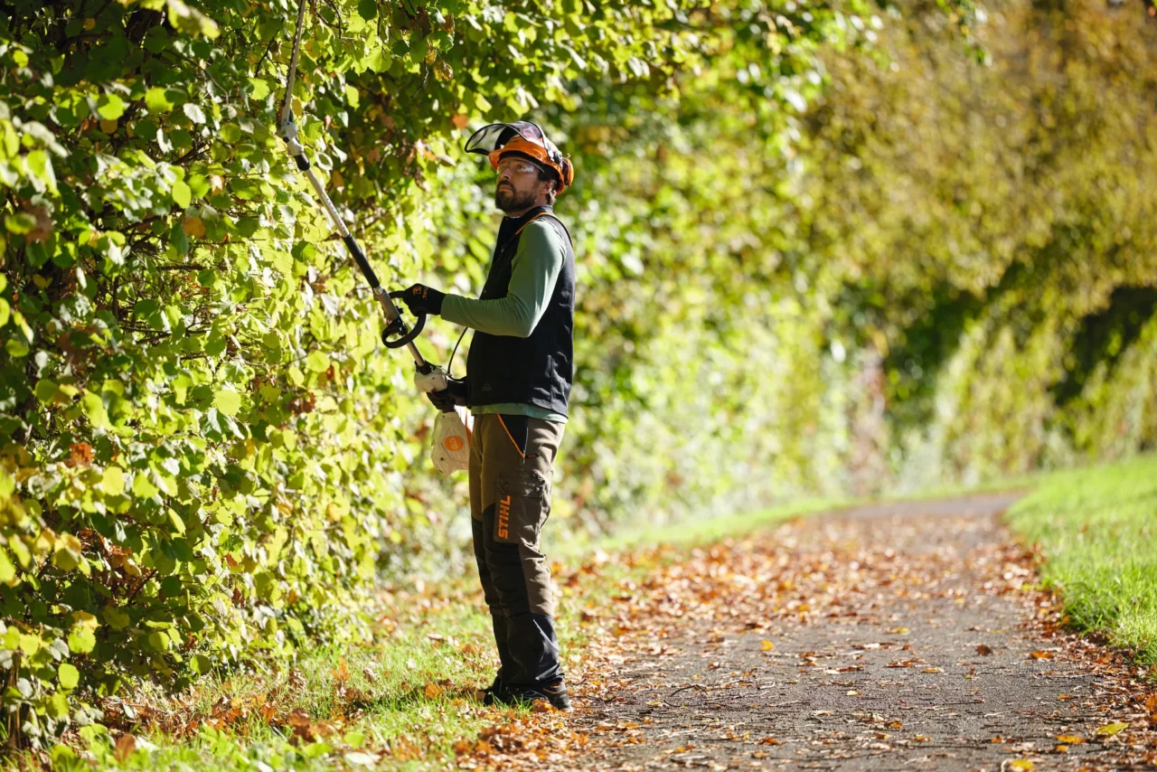 STIHL Moteur CombiSystème KMA 120 R sans batterie ni chargeur - en situation
