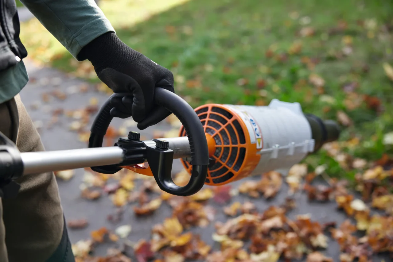 STIHL Moteur CombiSystème KMA 120 R sans batterie ni chargeur - en situation