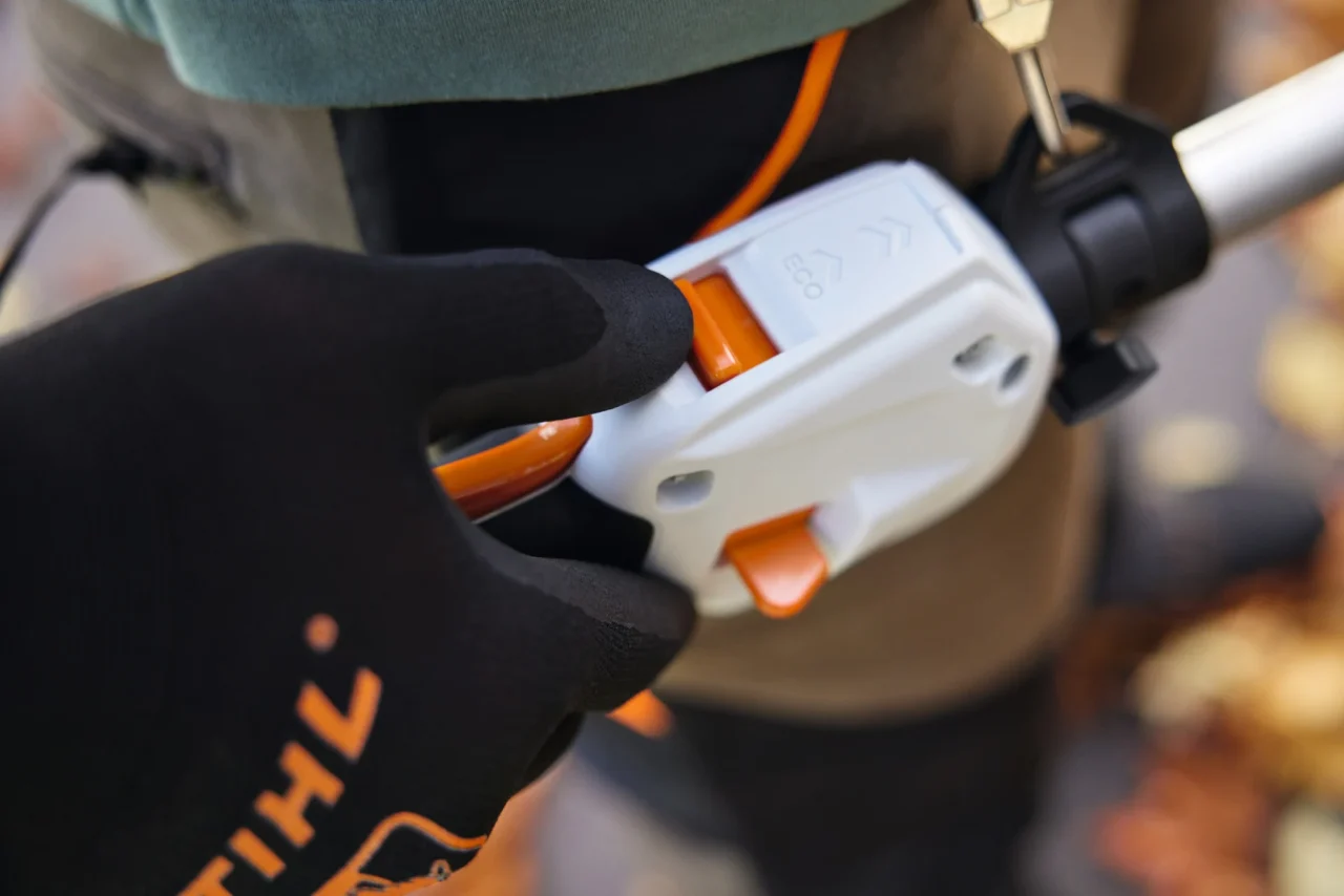 STIHL Moteur CombiSystème KMA 120 R sans batterie ni chargeur - en situation