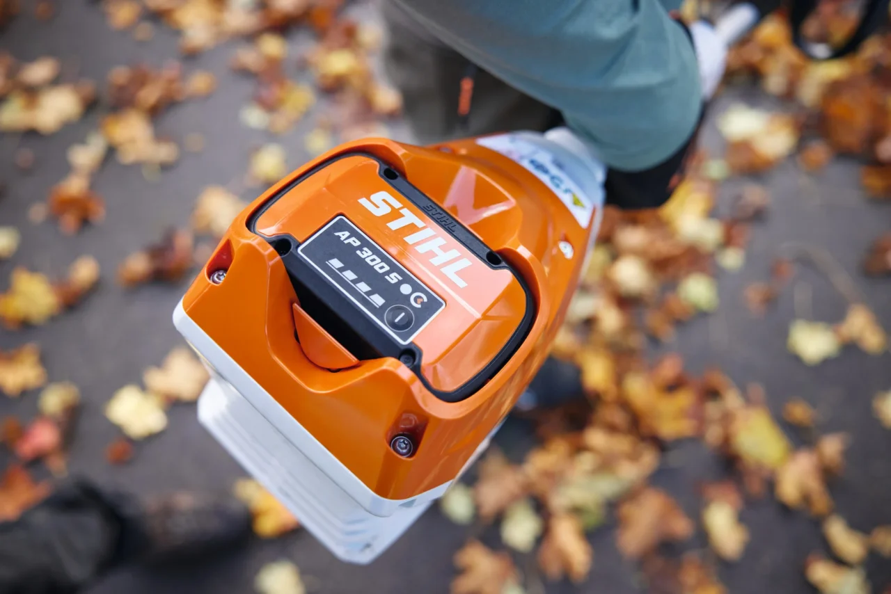 STIHL Moteur CombiSystème KMA 120 R sans batterie ni chargeur - en situation