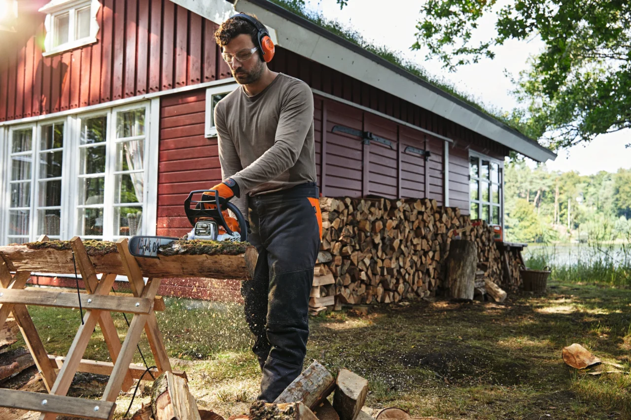 STIHL MS 212 Tronçonneuse thermique puissante et polyvalente - en situation