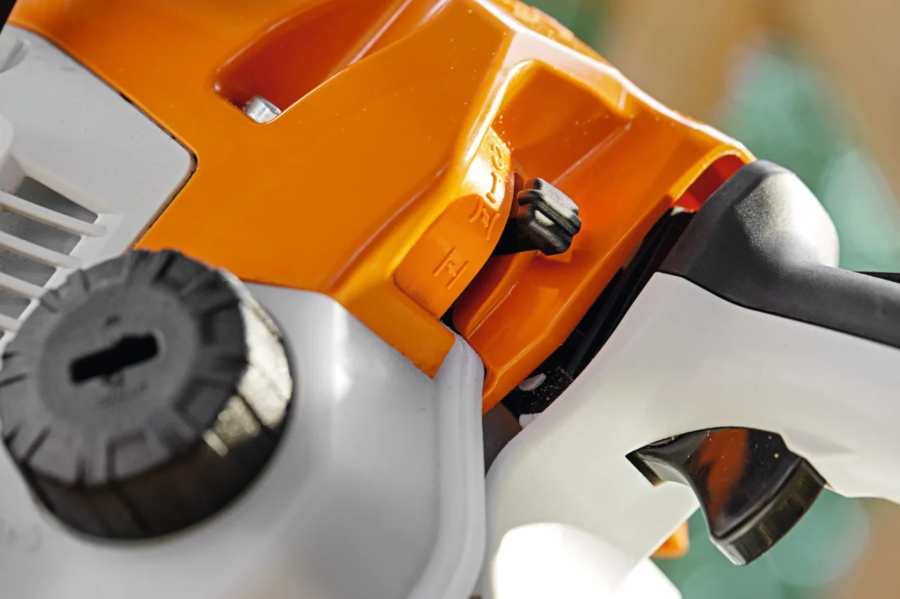 STIHL MS 212 Tronçonneuse thermique puissante et polyvalente - en situation