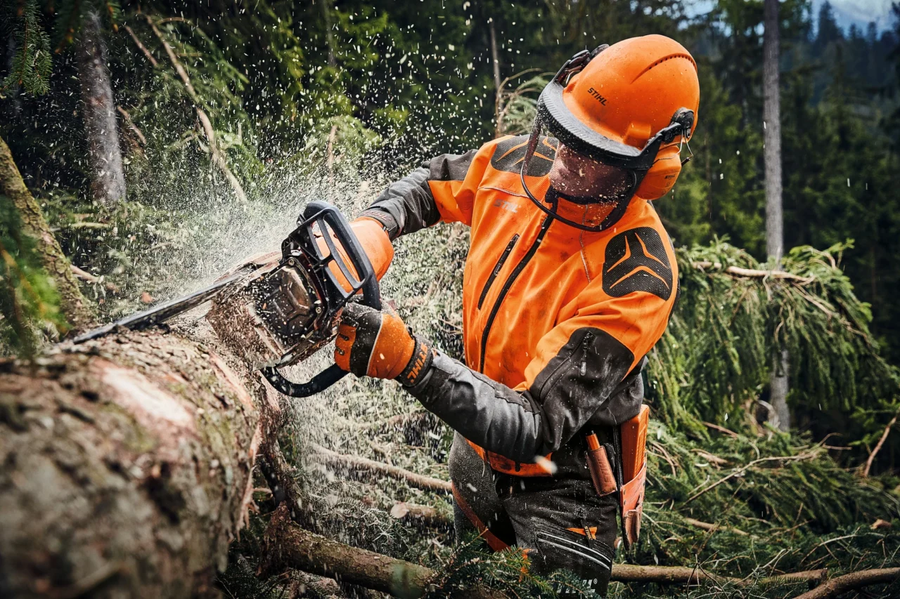 STIHL MS 462 C-M VW Tronçonneuse thermique - en situation