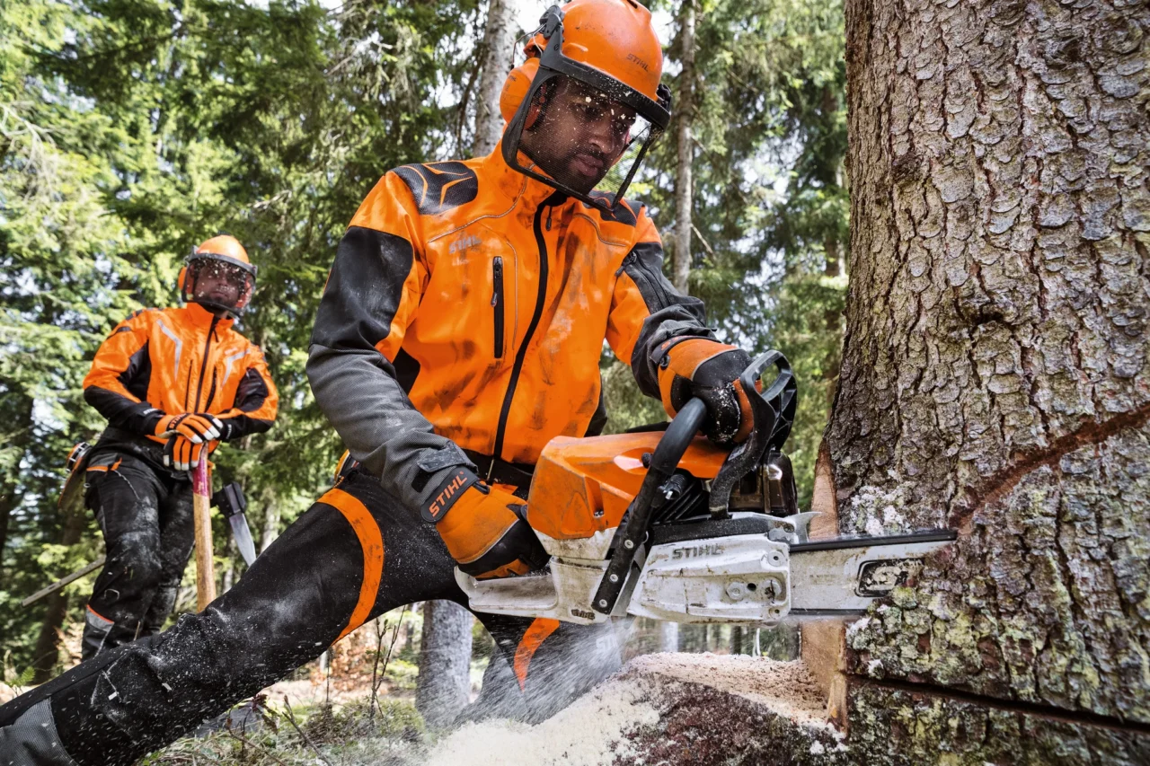 STIHL MS 462 C-M VW Tronçonneuse thermique - en situation