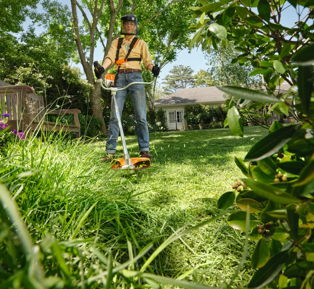 STIHL Pack FSA 80 Set Couteau 230-2 & carter fil - en situation