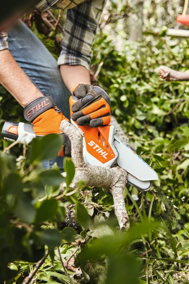 STIHL Pack GTA 26 avec batterie AS 2 et chargeur AL 1 - en situation