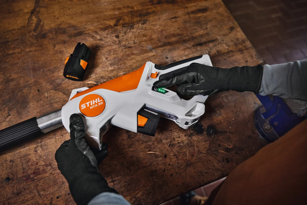 STIHL Pack HTA 30 / 2 Batteries AS 2 et 1 chargeur ALS 31 - en situation