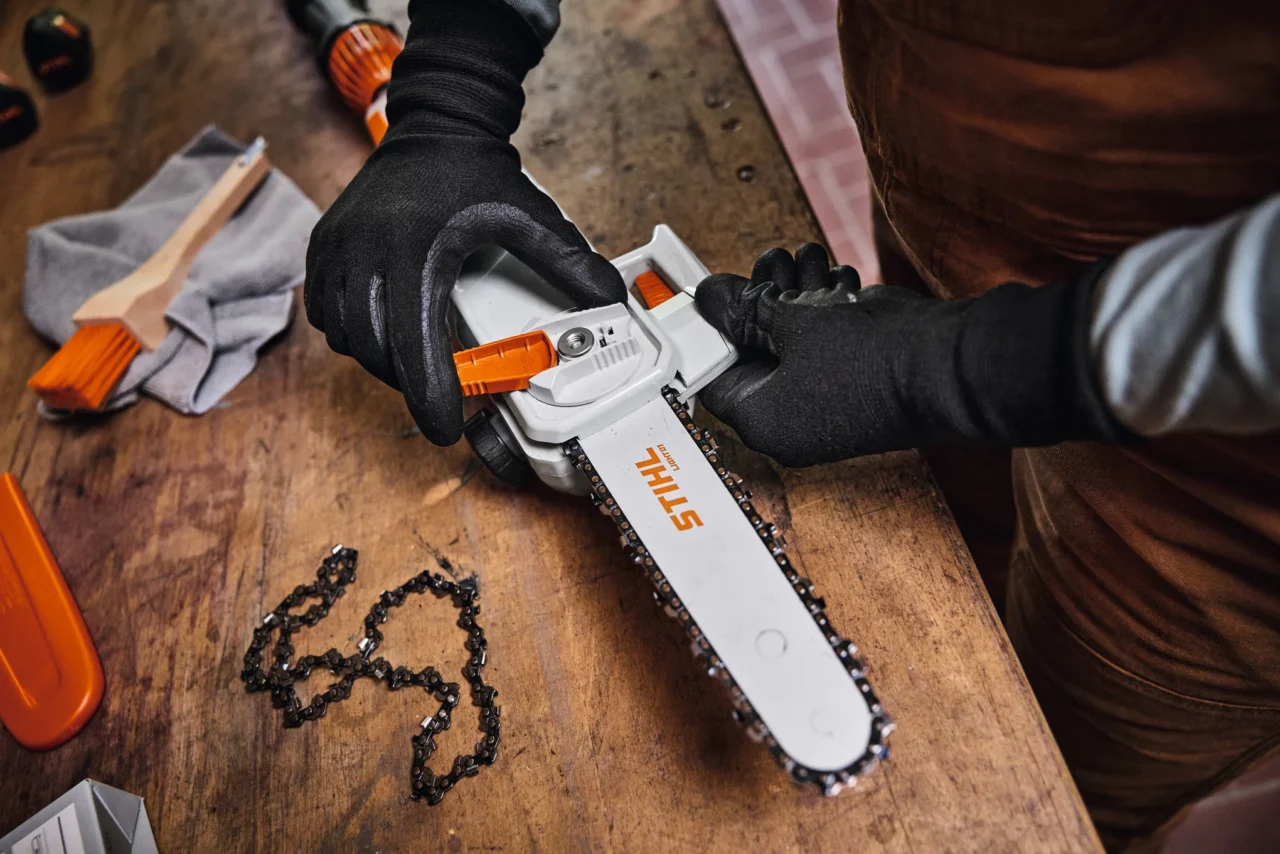 STIHL Pack HTA 30 / 2 Batteries AS 2 et 1 chargeur ALS 31 - en situation