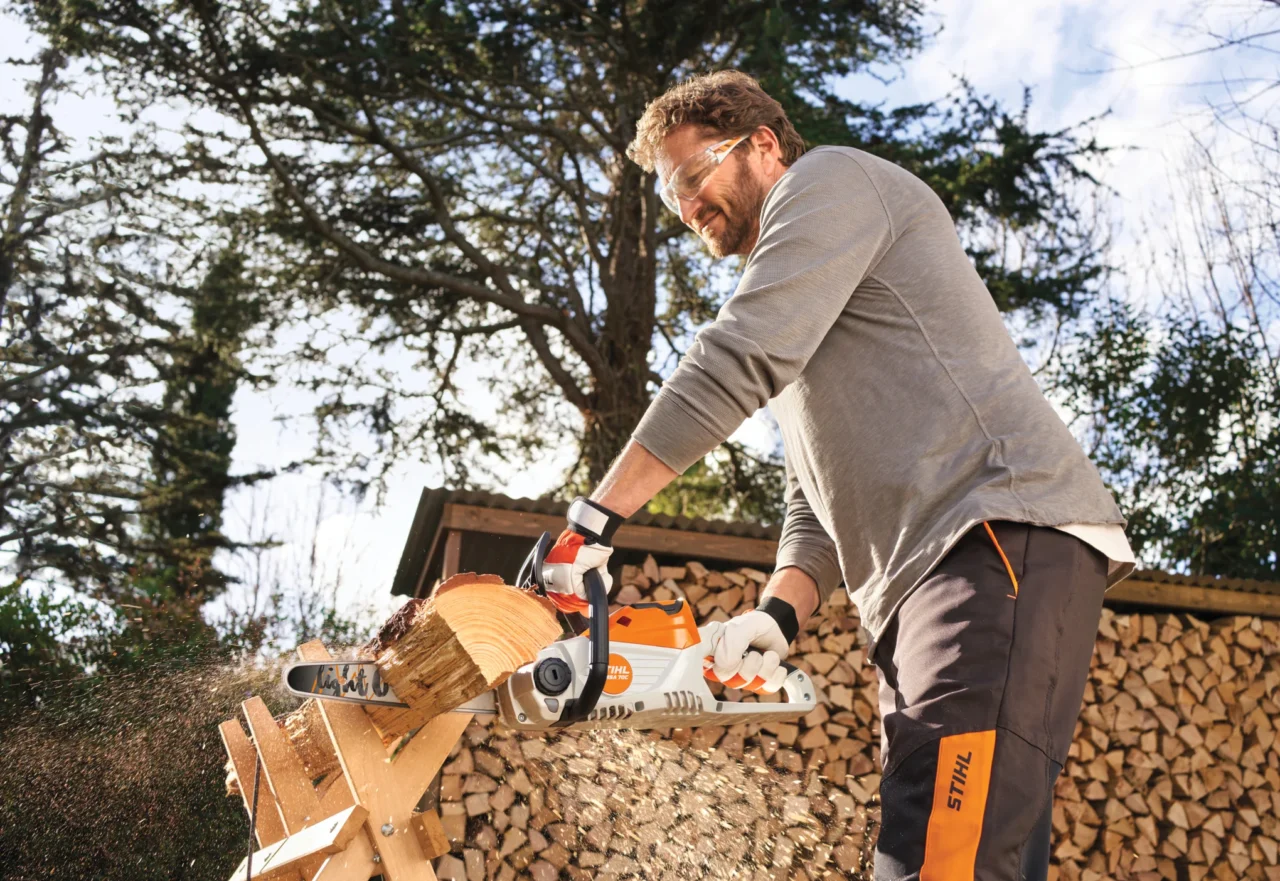 STIHL Pack MSA 70 C-B 30 cm / Batterie AK 30 et chargeur AL 101 - en situation