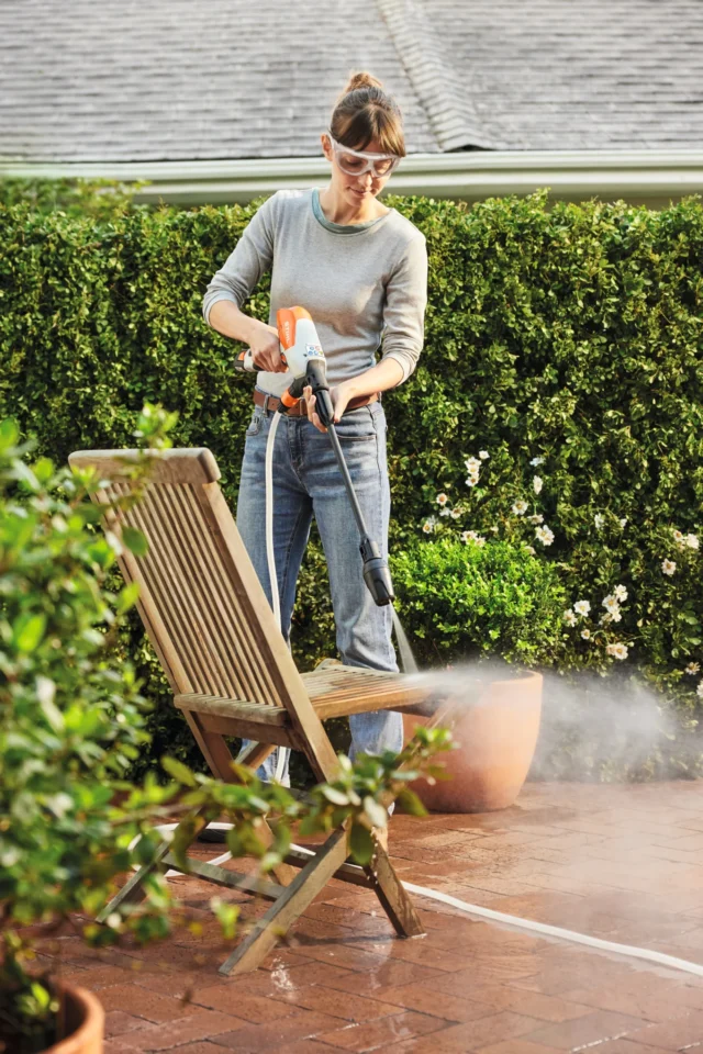 STIHL Pack Nettoyeur à pression RCA 20 avec 2x batteries AS 2 et chargeur AL 1 - en situation