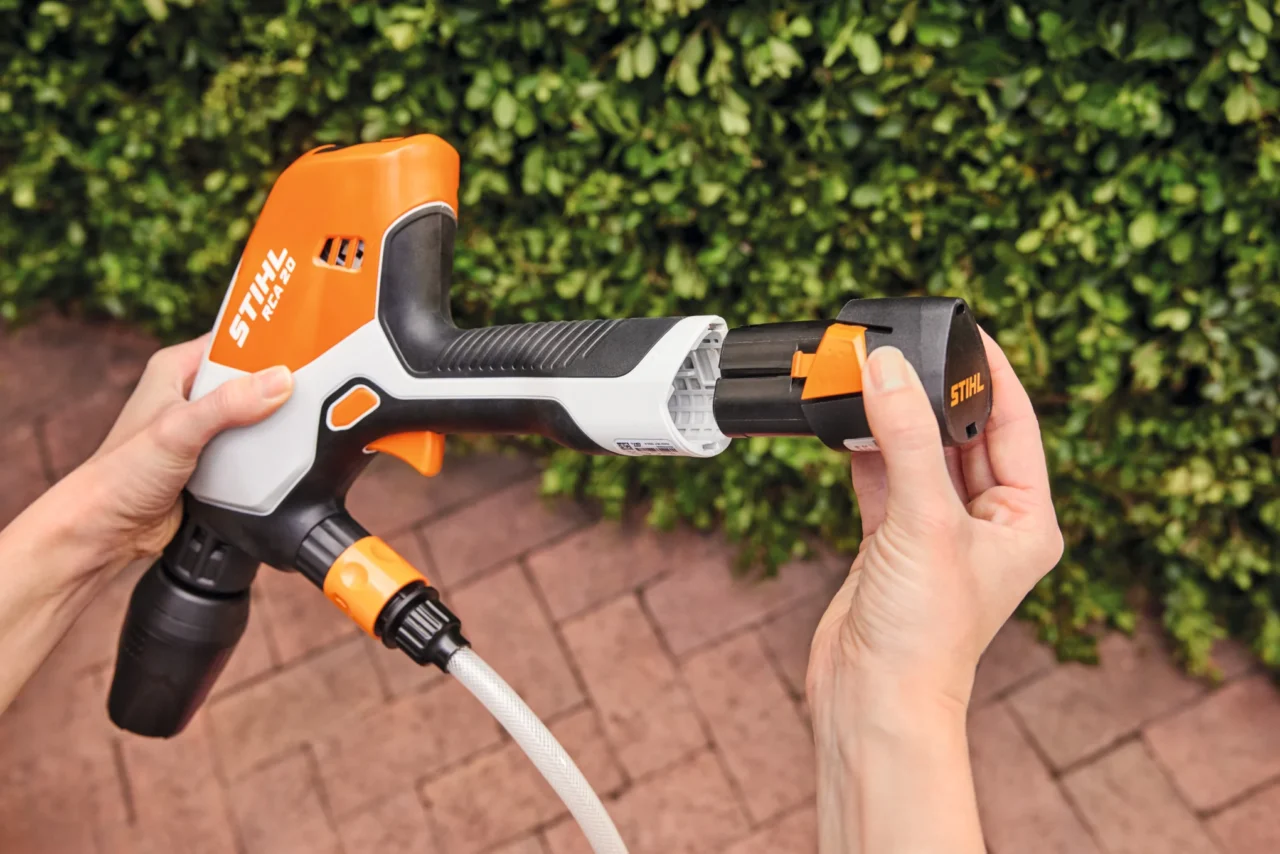 STIHL Pack Nettoyeur à pression RCA 20 avec 2x batteries AS 2 et chargeur AL 1 - en situation