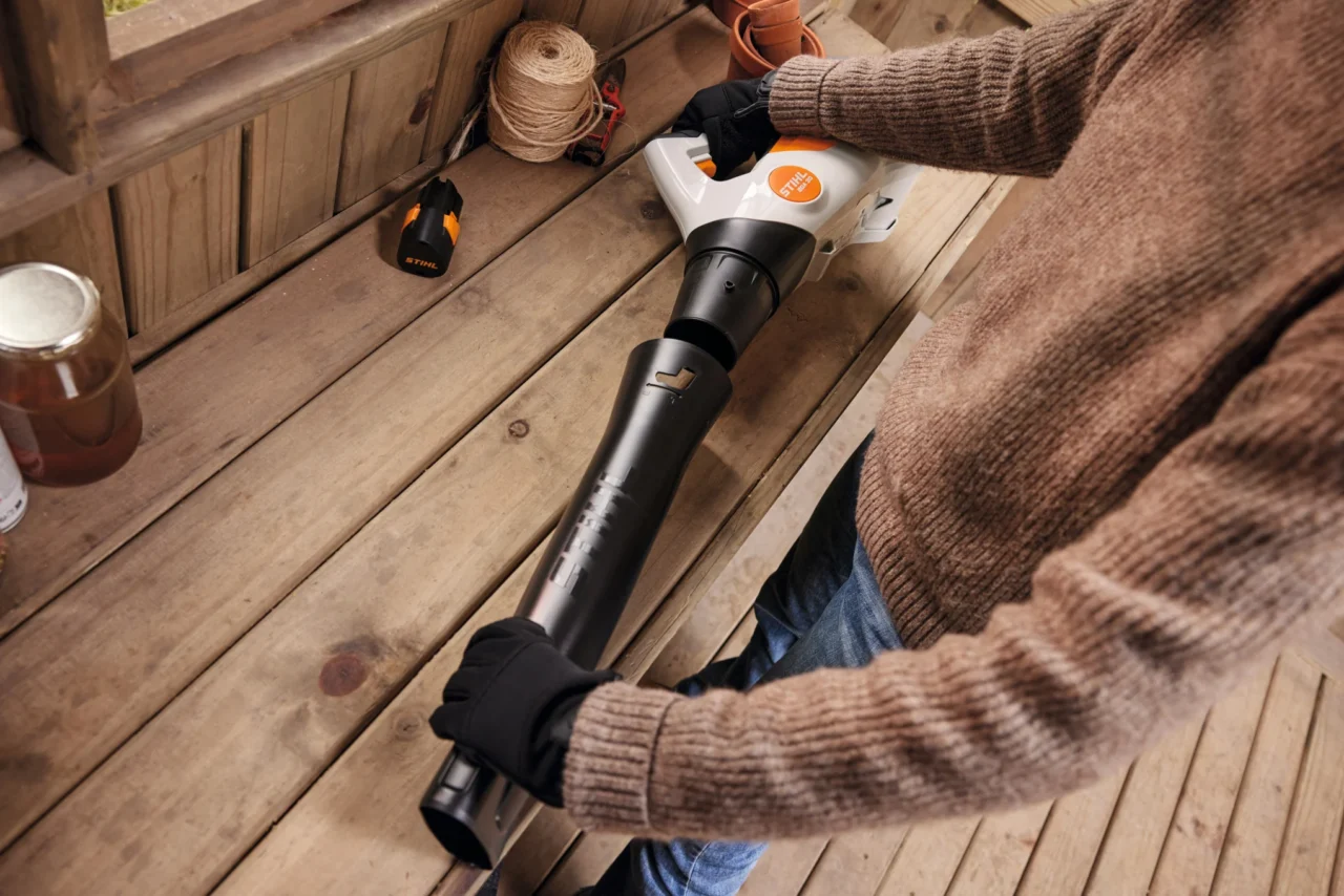 STIHL Pack Souffleur à batterie BGA 30 avec 2 batteries AS 2 et chargeur ALS 31 - en situation