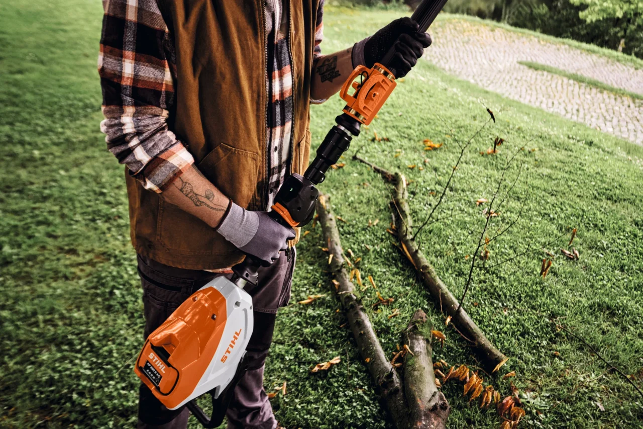 STIHL Perche élagage HTA 140 B sans batterie ni chargeur - en situation