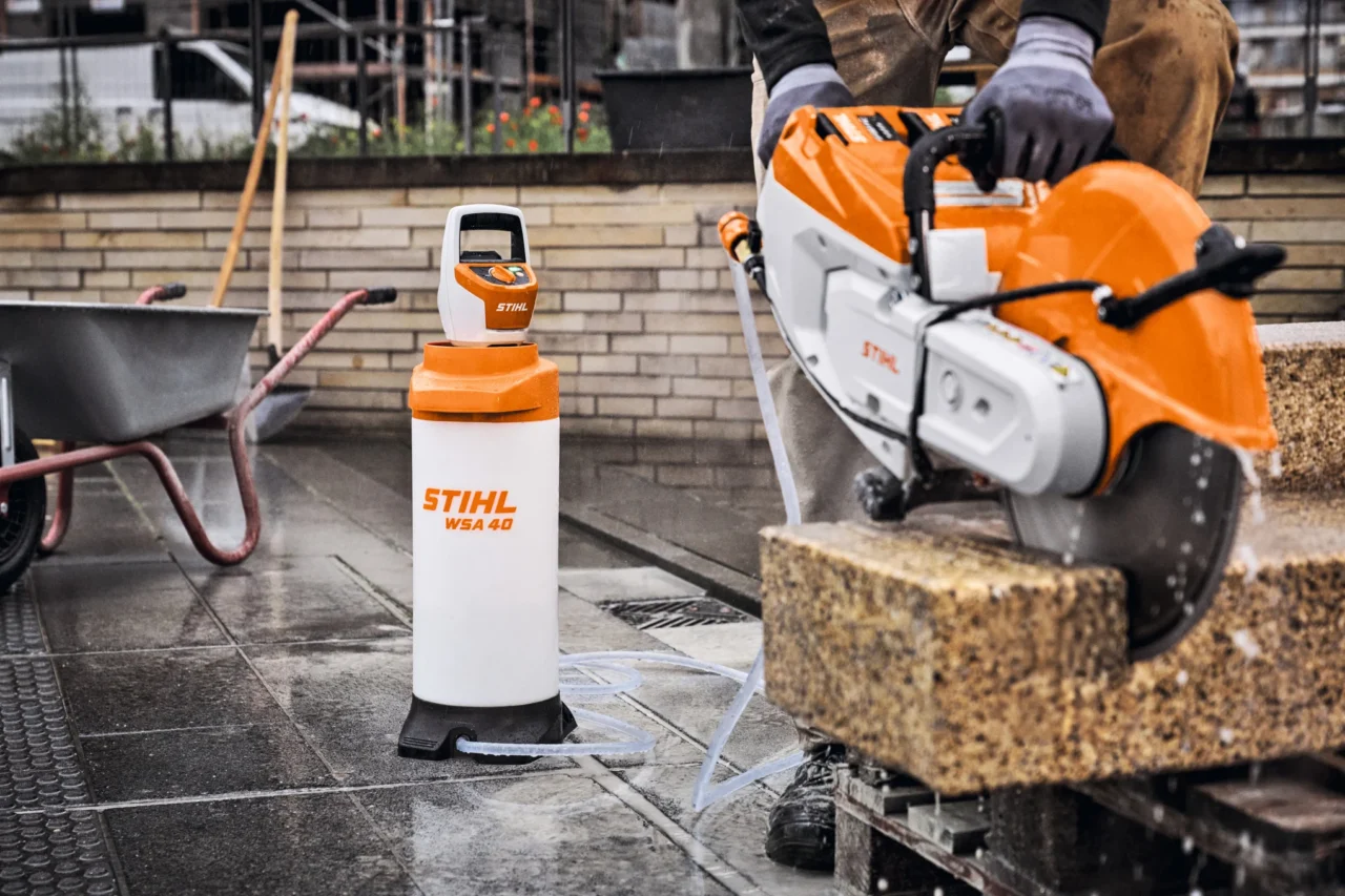 STIHL Réservoir d’eau WSA 40 – Pack batterie et chargeur - en situation