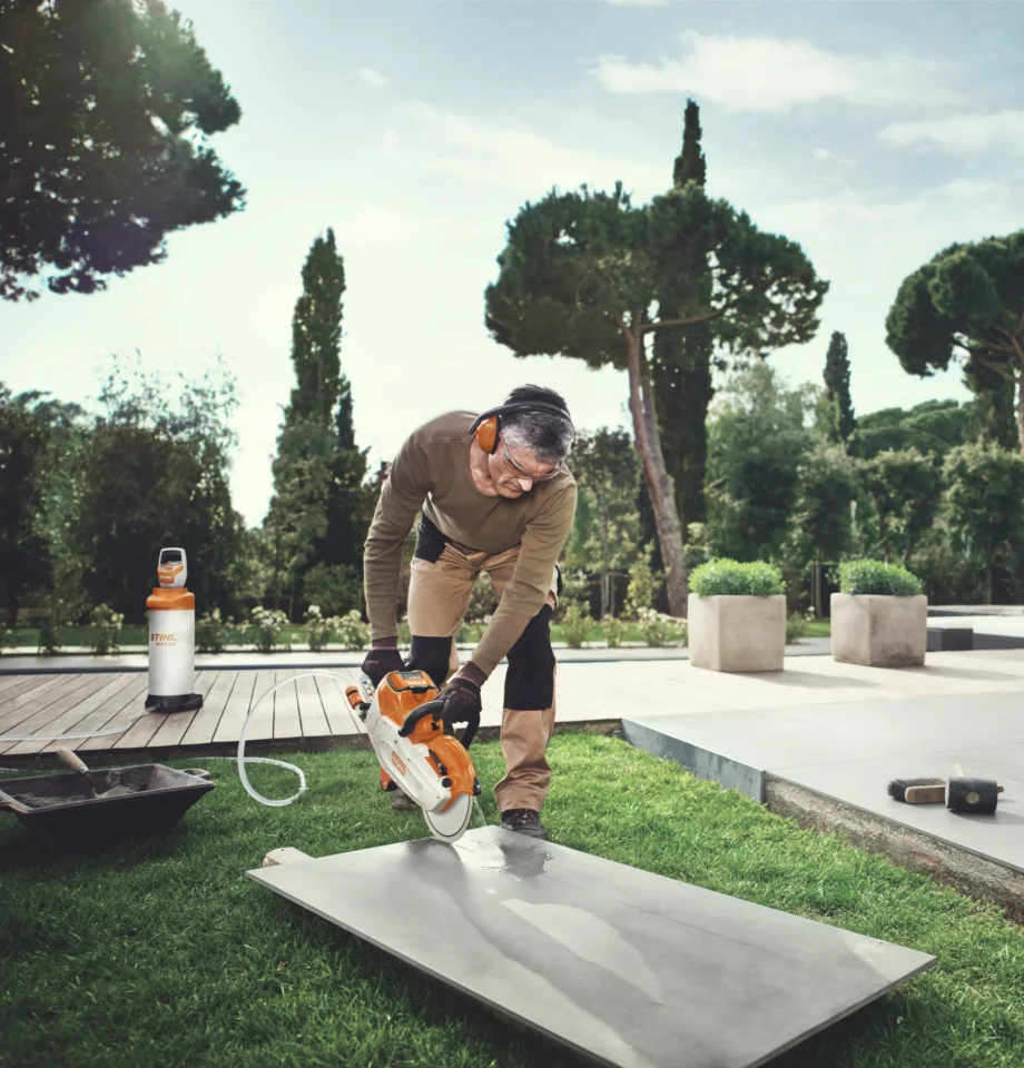 STIHL Réservoir d’eau WSA 40 – Pack batterie et chargeur - en situation