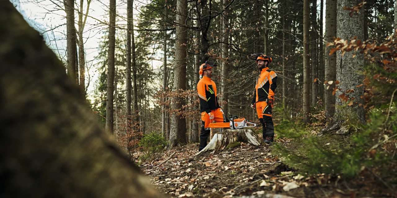 STIHL Salopette DYNAMIC DuroTEC, design A classe 1 Une protection robuste pour tous vos travaux à la tronçonneuse – 3XL - en situation