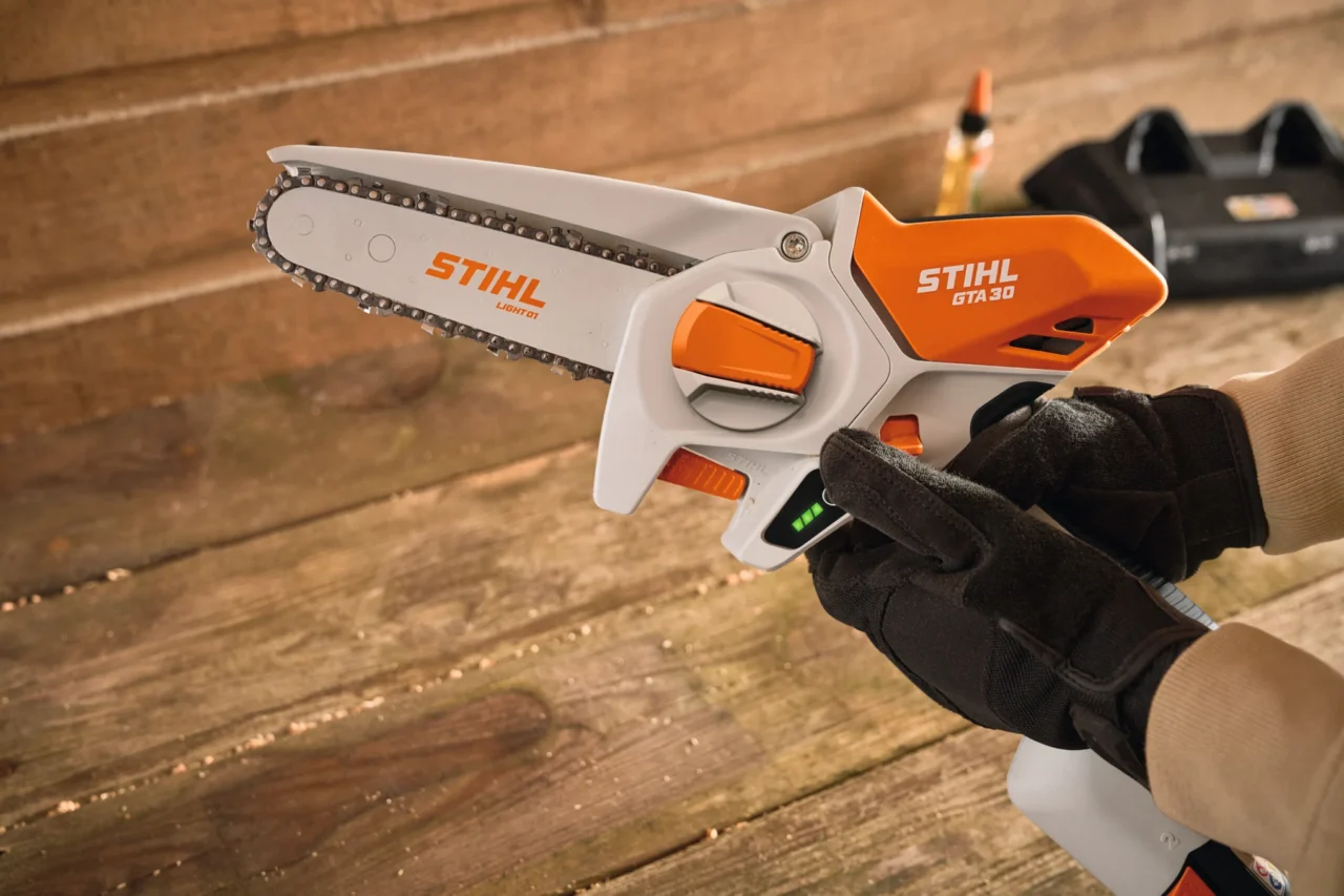 STIHL Scie à main GTA 30 – Pack batterie et chargeur - en situation