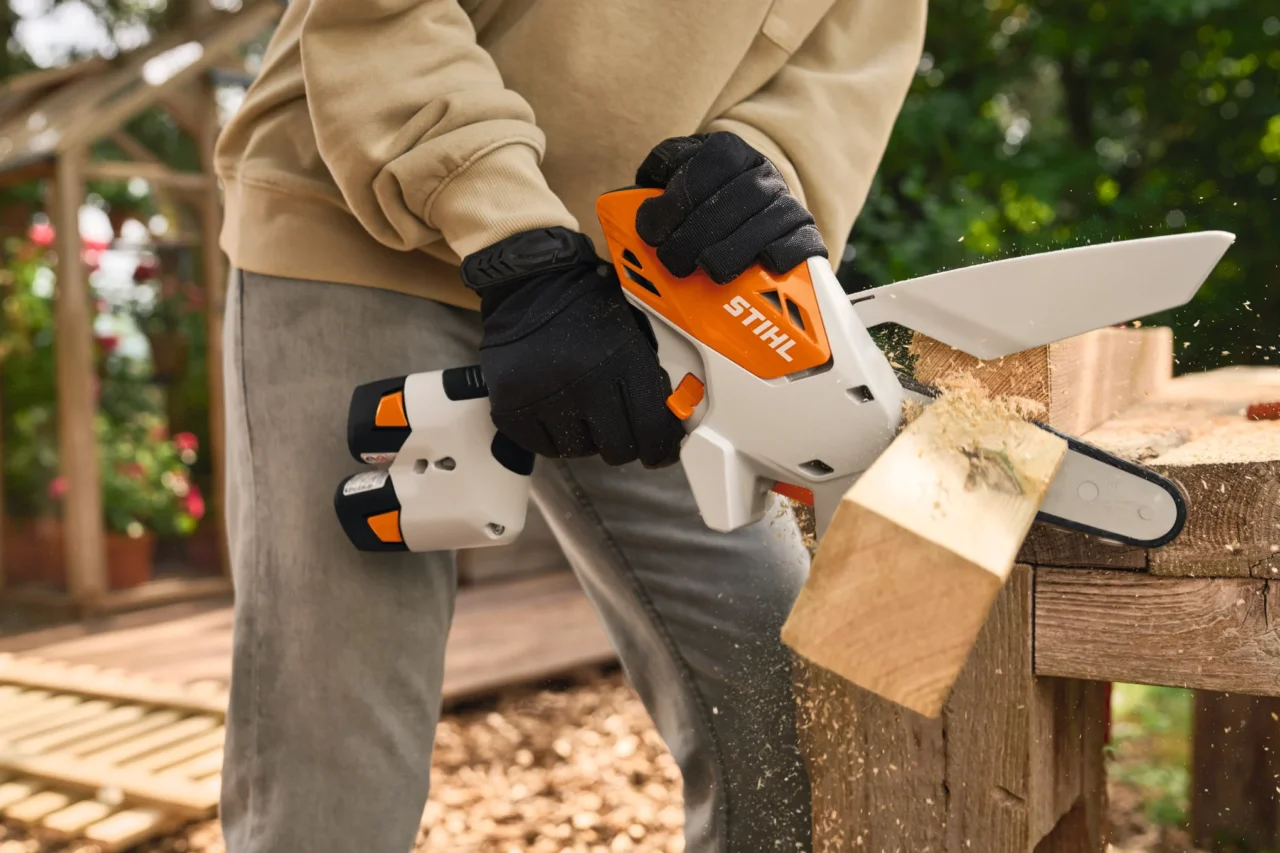 STIHL Scie à main GTA 30 – Pack batterie et chargeur - en situation