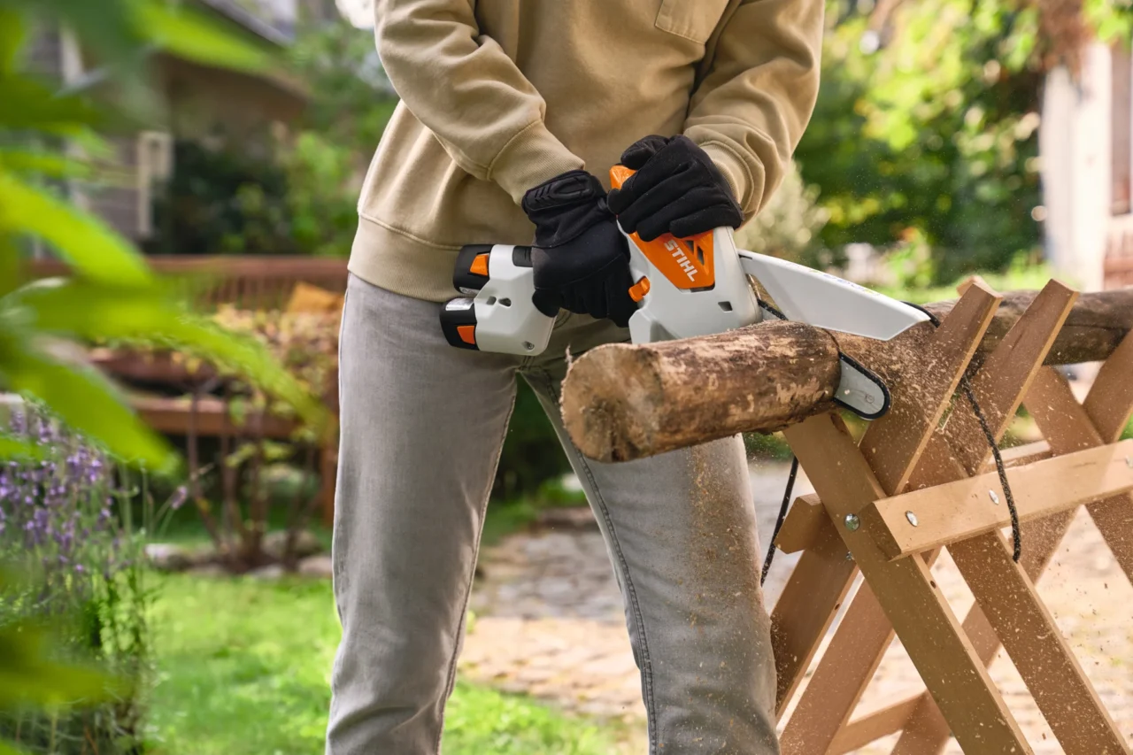 STIHL Scie à main GTA 30 – Pack batterie et chargeur - en situation