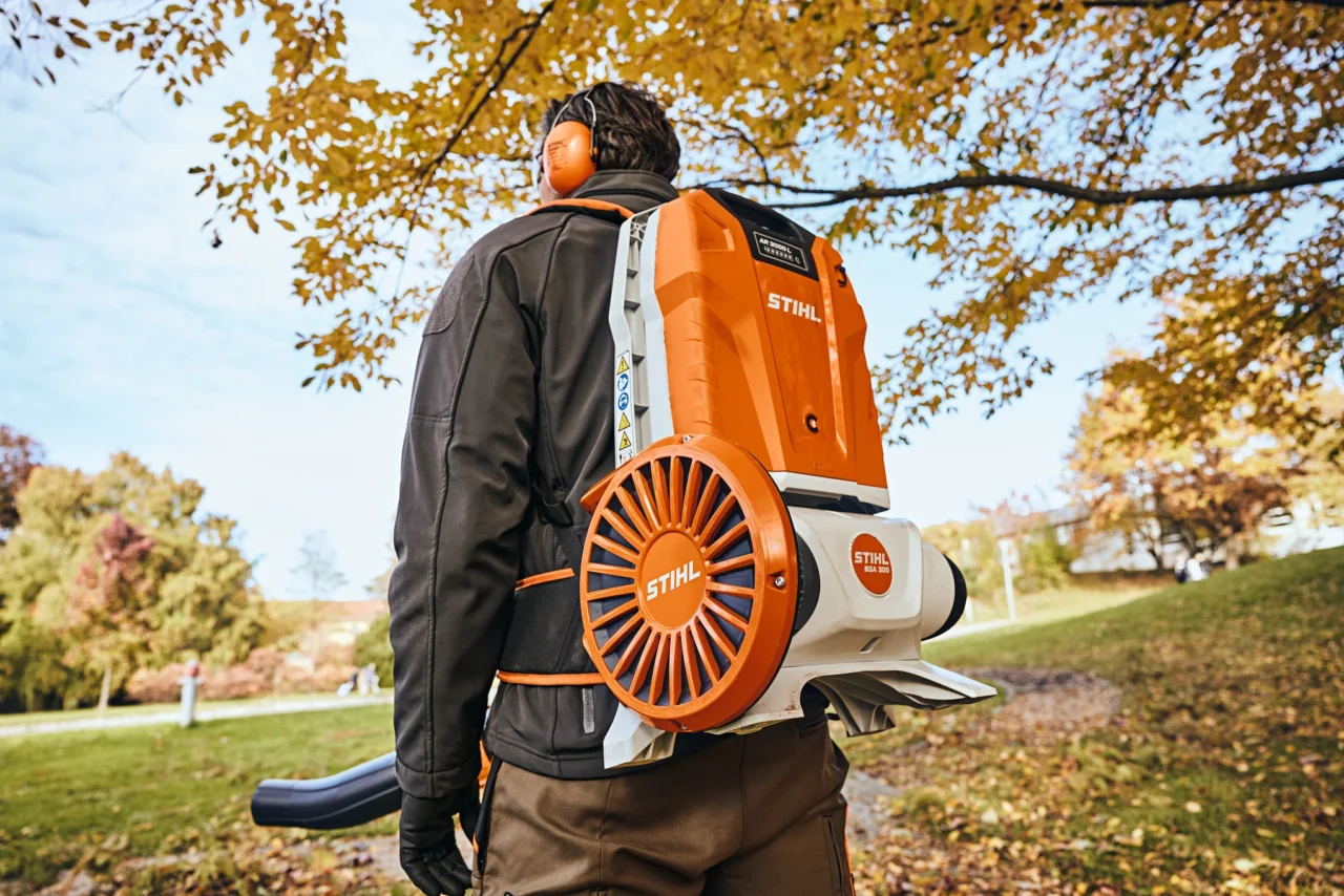 STIHL Souffleur à batterie BGA 300.1 sans batterie ni chargeur - en situation
