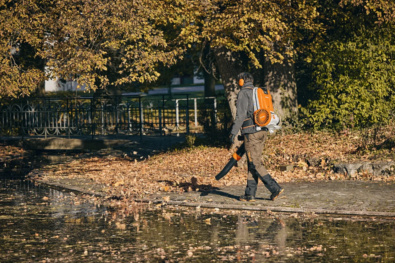 STIHL Souffleur à batterie BGA 300.1 sans batterie ni chargeur - en situation