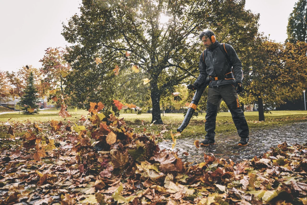 STIHL Souffleur à batterie BGA 300.1 sans batterie ni chargeur - en situation