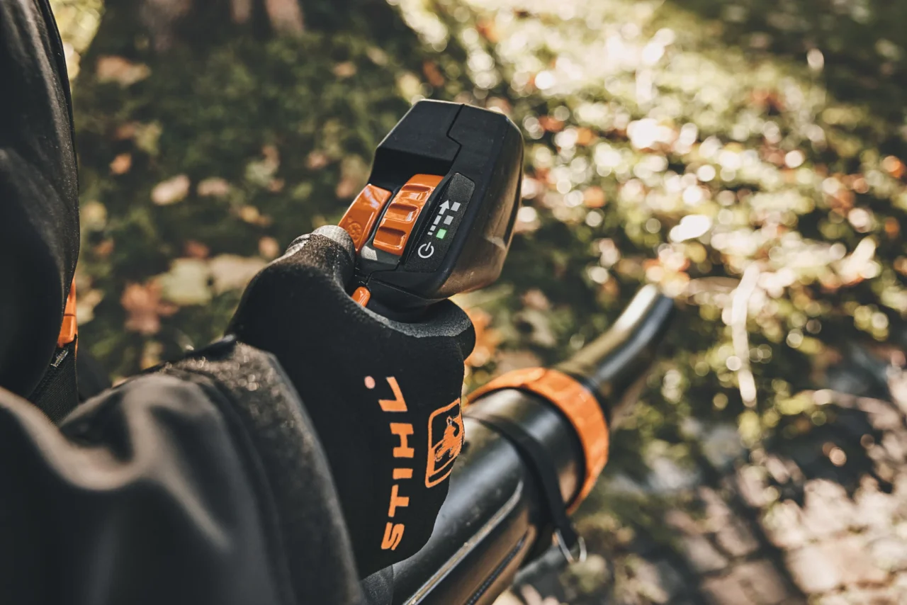 STIHL Souffleur à batterie BGA 300.1 sans batterie ni chargeur - en situation