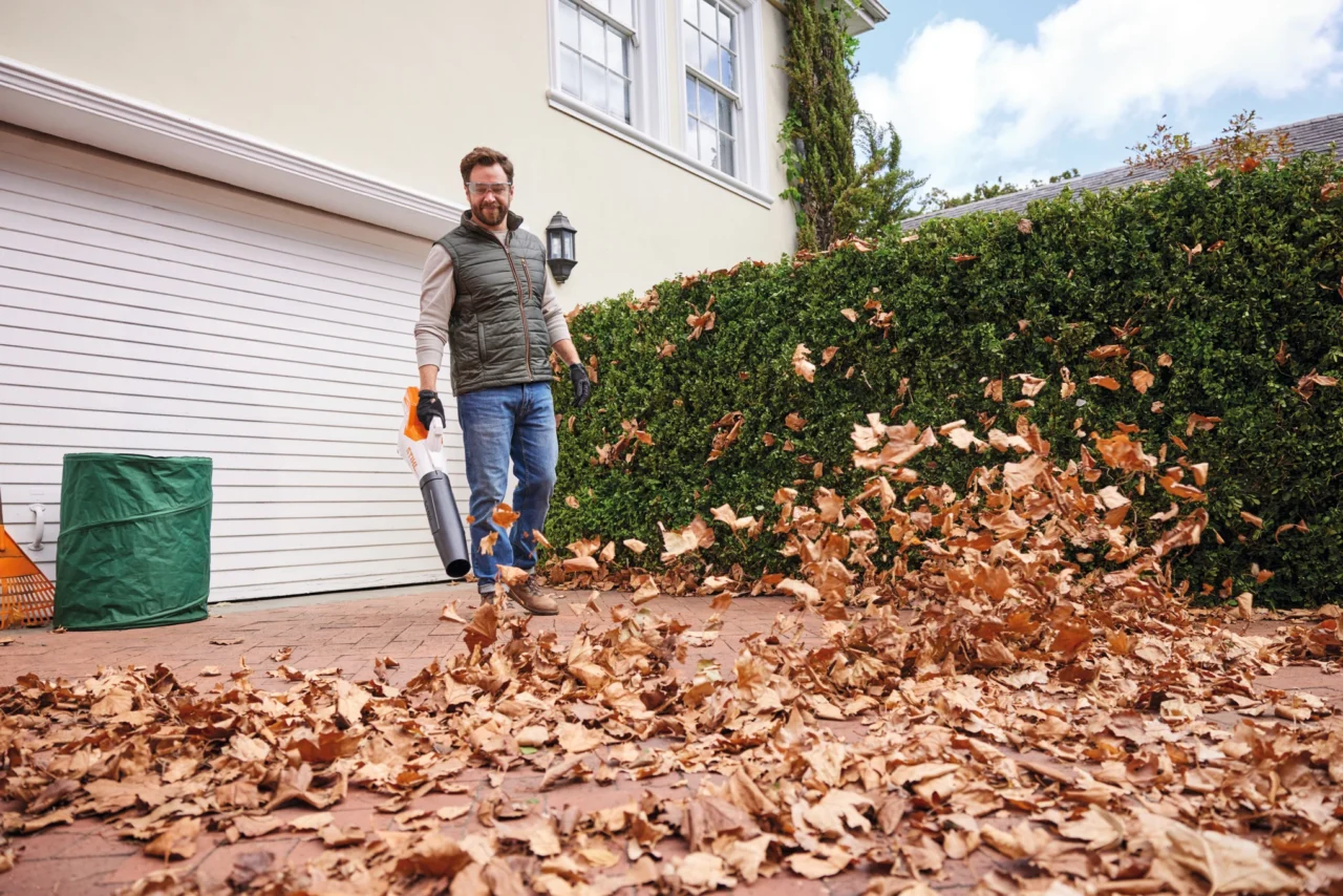 STIHL Souffleur BGA 50 sans batterie ni chargeur - en situation