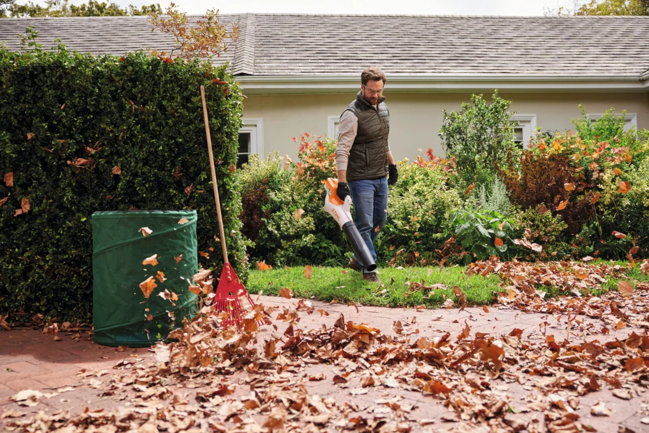 STIHL Souffleur BGA 50 sans batterie ni chargeur - en situation