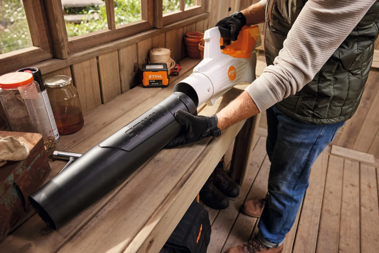 STIHL Souffleur BGA 50 sans batterie ni chargeur - en situation