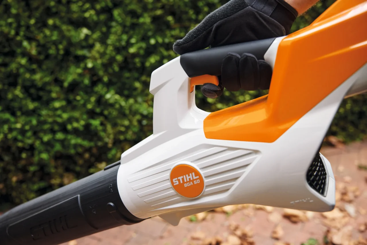 STIHL Souffleur BGA 50 sans batterie ni chargeur - en situation