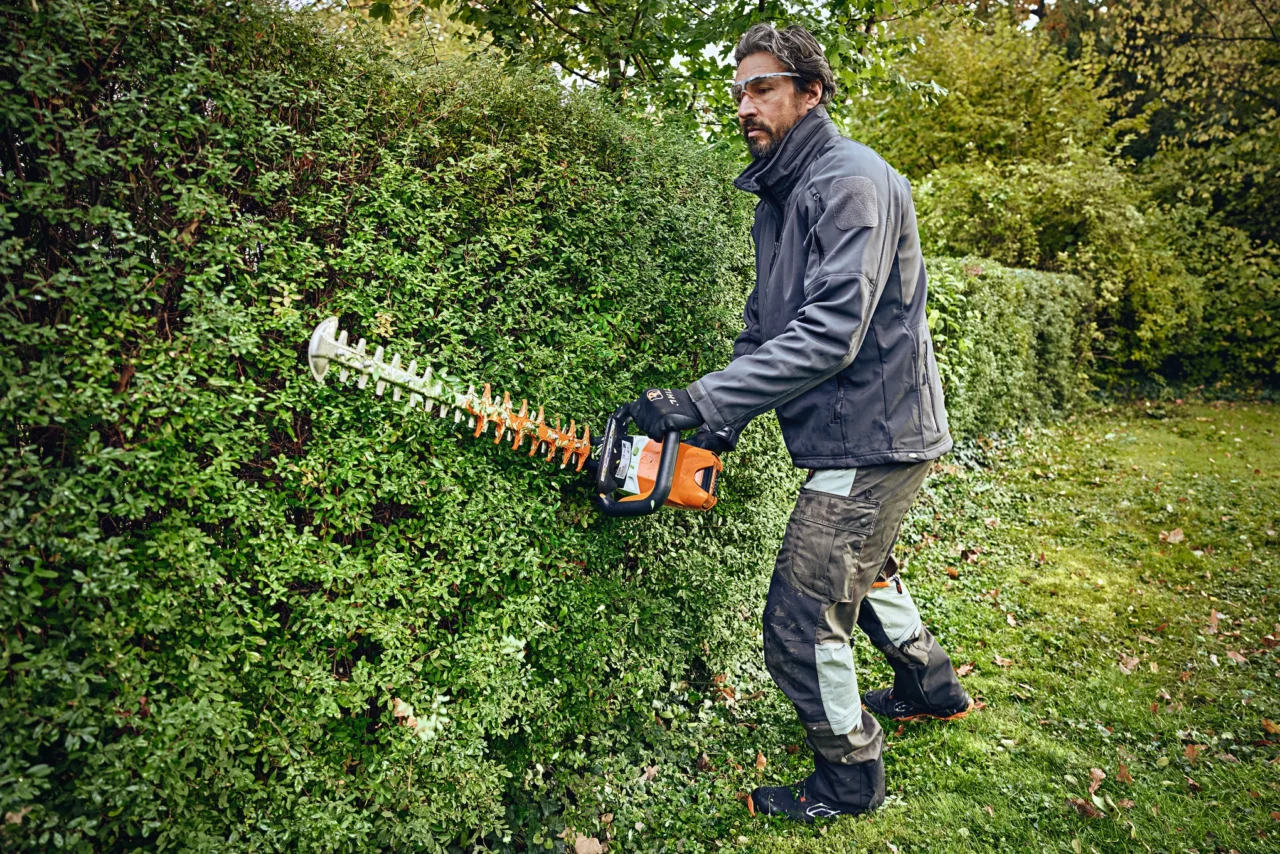 STIHL Taille-haie HSA 100 sans batterie ni chargeur - en situation