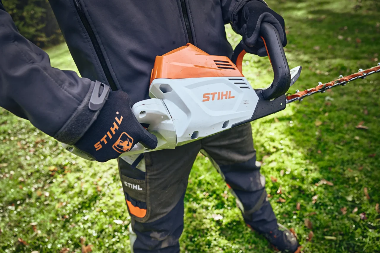 STIHL Taille-haie HSA 100 sans batterie ni chargeur - en situation