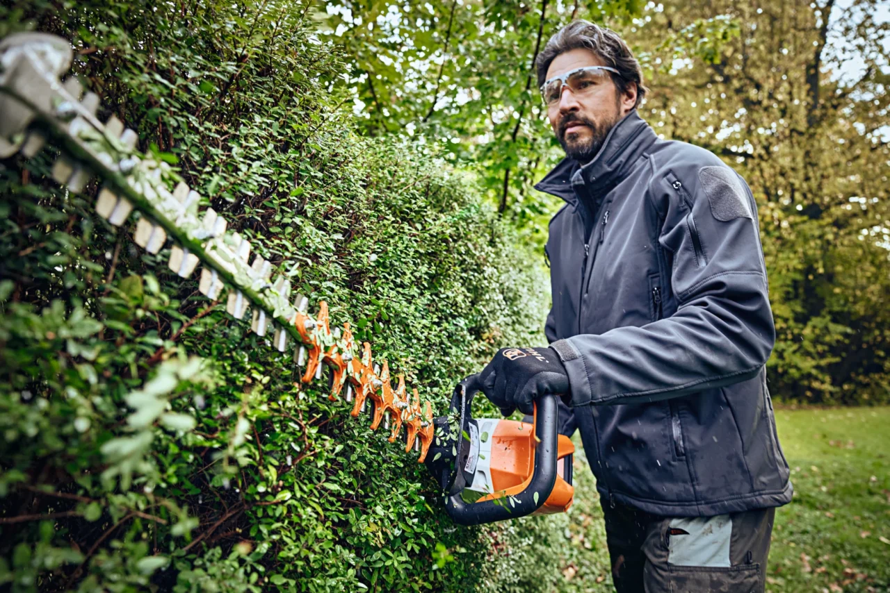STIHL Taille-haie HSA 100 sans batterie ni chargeur - en situation